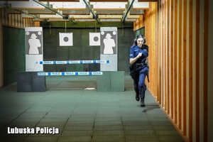 policjantka biegnie po strzelnicy
