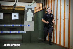 policjant biegnie po strzelnicy
