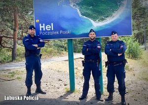 Policjanci Samodzielnego Pododdziału Prewencji Policji z Gorzowa Wielkopolskiego przy tablicy nadmorskiej