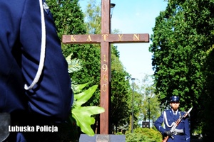 Policjanci przy Krzyżu Katynia