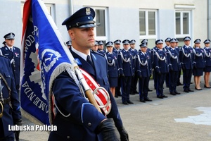 Poczet Sztandarowy Lubuskiej Policji wprowadzany na patio Komendy Wojewódzkiej Policji w Gorzowie Wielkopolskim