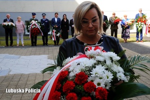 Alicja Psut składa wieniec poświęcony pamięci policjantom poległym na służbie