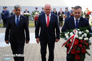 Wojewoda Lubuski składa wieniec poświęcony pamięci policjantom poległym na służbie