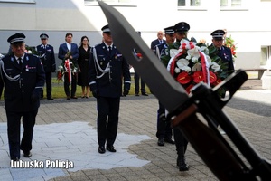 Kierownictwo Lubuskiej Policji składa wieniec poświęcony pamięci policjantom poległym na służbie