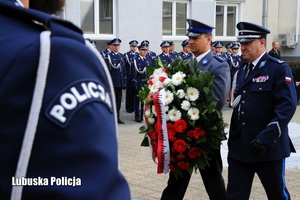 Przewodniczący Niezależnych Samorządnych Związków Zawodowych Policjantów składa wieniec poświęcony pamięci policjantom poległym na służbie