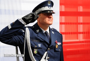 Komendant Wojewódzki Policji w Gorzowie Wielkopolskim salutuje