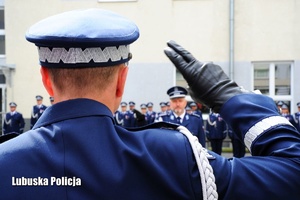 Komendant Wojewódzki Policji oddaje honory.