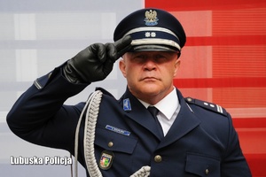 Dowódca Samodzielnych Pododdziałów Prewencji Policji w Gorzowie Wielkopolskim salutuje