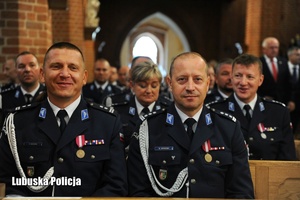 Policjanci podczas mszy świętej w kościele.