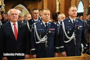 Wojewoda Lubuski oraz komendanci Policji podczas mszy świętej w kościele.