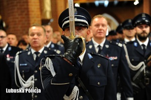 Policjant kompani honorowej w kościele - za nim inni policjanci.