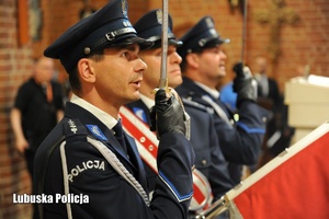 Policjanci pocztu sztandarowego podczas prezentacji sztandaru w kościele.