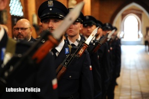 Kompania honorowa Policji w kościele.
