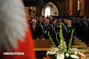 Policjanci w kościele podczas mszy świętej.