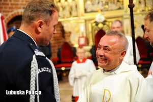 Komendant Wojewódzki Policji składa podziękowanie duchownemu.