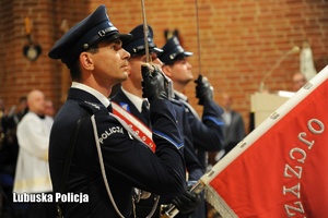 Policjanci podczas prezentacji sztandaru w kościele.