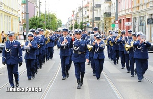 Policyjna orkiestra idzie ulicą.