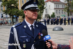 Komendant Wojewódzki Policji udziela wywiadu dziennikarzowi.