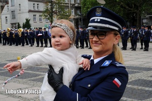 Policjantka z dzieckiem na rękach.
