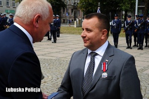 Wojewoda Lubuski gratuluje mężczyźnie odznaczenia państwowego.
