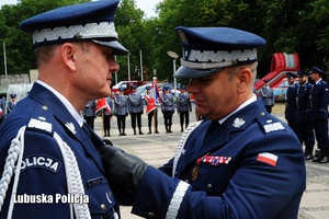 I Zastępca Komendanta Głównego Policji przypina odznaczenie Komendantowi Wojewódzkiemu Policji.