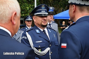 Policjant odbiera gratulacje od Komendanta Wojewódzkiego Policji.