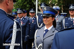 Policjantka odbiera akt mianowania na wyższy stopień służbowy.