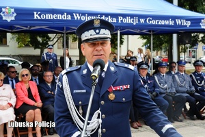 I Zastępca Komendanta Wojewódzkiego Policji podczas przemówienia.