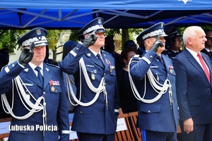 Komendanci Policji podczas oddawania honorów.