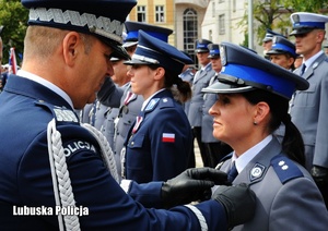 I Zastępca Komendanta Głównego Policji przypina medal policjantce.