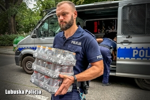 policjanci niosą dary dla zwierzaków