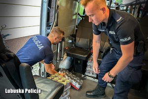 policjanci pakują dary dla zwierząt