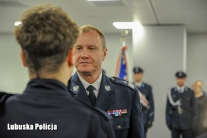 nadinspektor Policji wita nowego policjanta