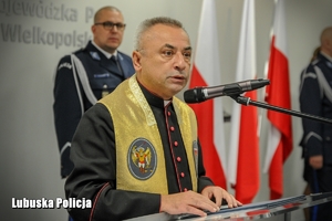 Kapelan Lubuskiej Policji podczas przemówienia