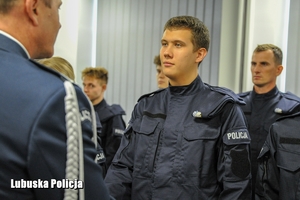 Komendant Wojewódzki  gratuluje nowym policjantom