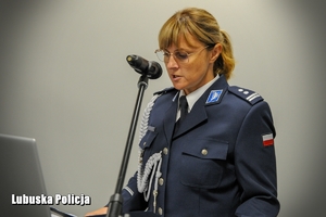 Policjantka podczas przemówienia