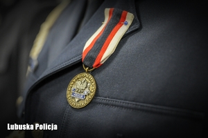 Medal na piersi policjanta