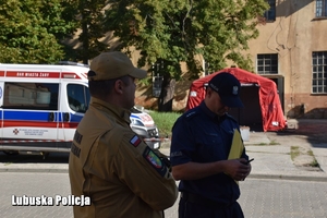 policjant i strażak podczas wspólnych ćwiczeń