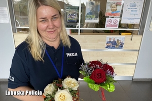 policjantka z kwiatami