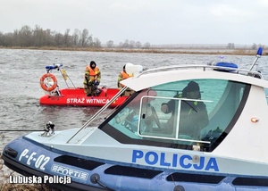 Policyjna i strażacka motorówka podczas poszukiwań zaginionego mężczyzny.