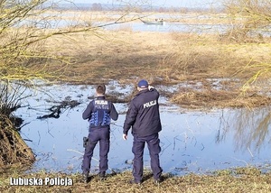 Policjanci nad rzeką podczas działań poszukiwawczych.