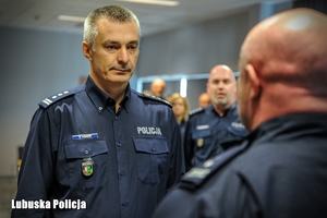 Komendant Wojewódzki Policji w Gorzowie Wielkopolski odbiera meldunek