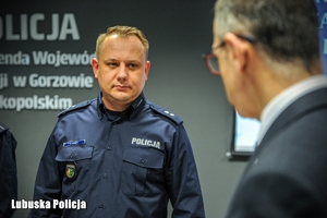 policjant patrzy na Wojewodę Lubuskiego