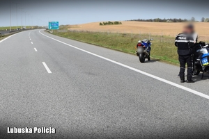 policjant rozmawia z motocyklistą