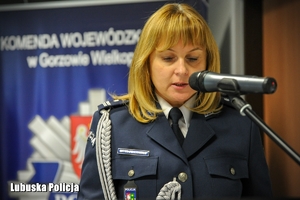 policjantka przemawia przez mikrofon