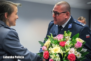 młodszy inspektor Rafał Banach wręcza kwiaty policjantce