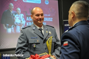 inspektor Jerzy Czebreszuk wręcza wyróżnienie policjantowi