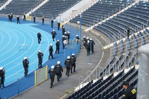 policjanci ćwiczą na murawie i na sektorach stadionu