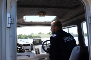 Policjant w łodzi policyjnej
