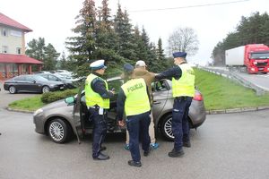 Zatrzymanie samochodu na drodze przez policjantów.